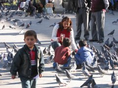 14-Feeding pigeons on the Plaza Murillo